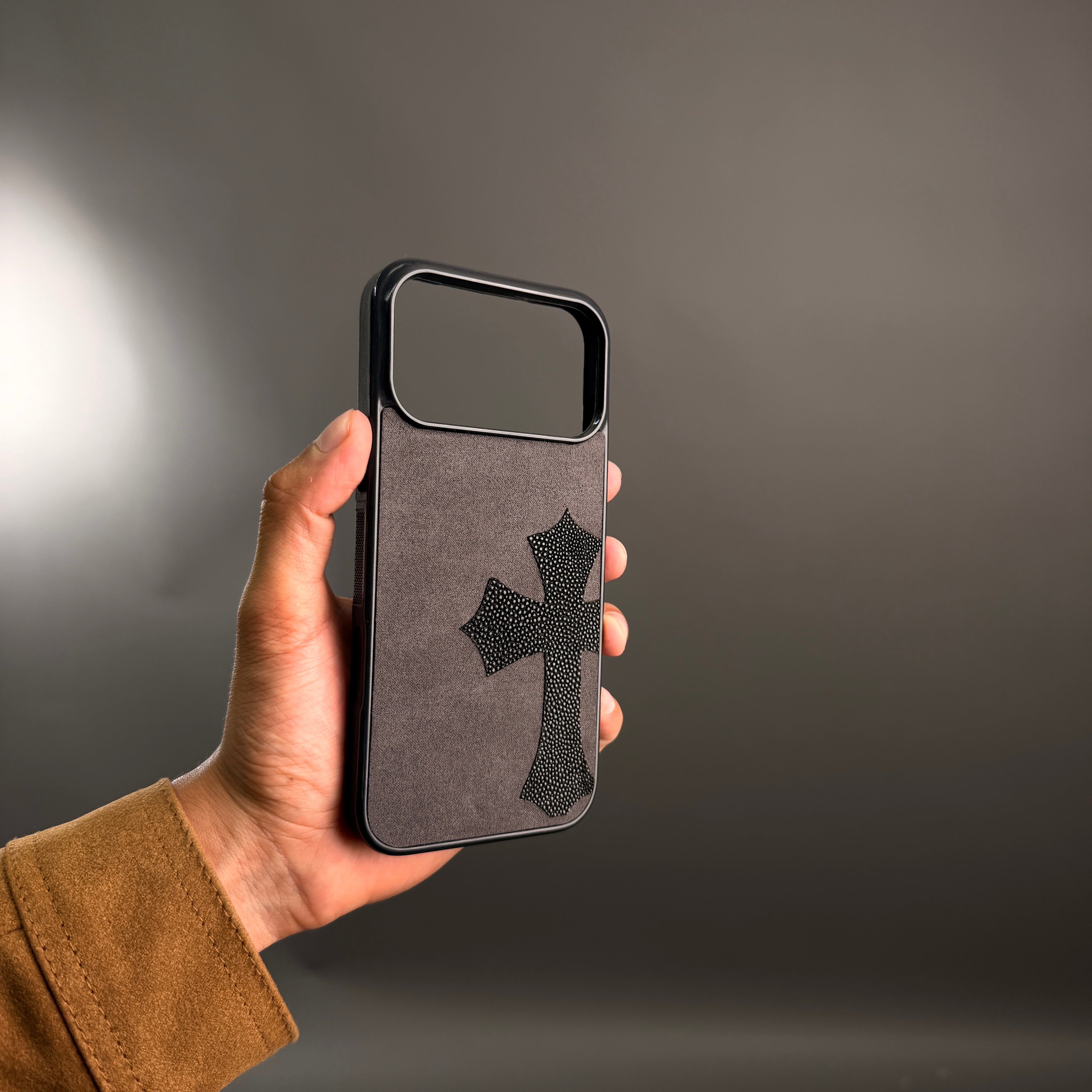 FUNDA PARA IPHONE EN PIEL CON CRUZ EN PIEL DE MANTARRAYA ORIGINAL
