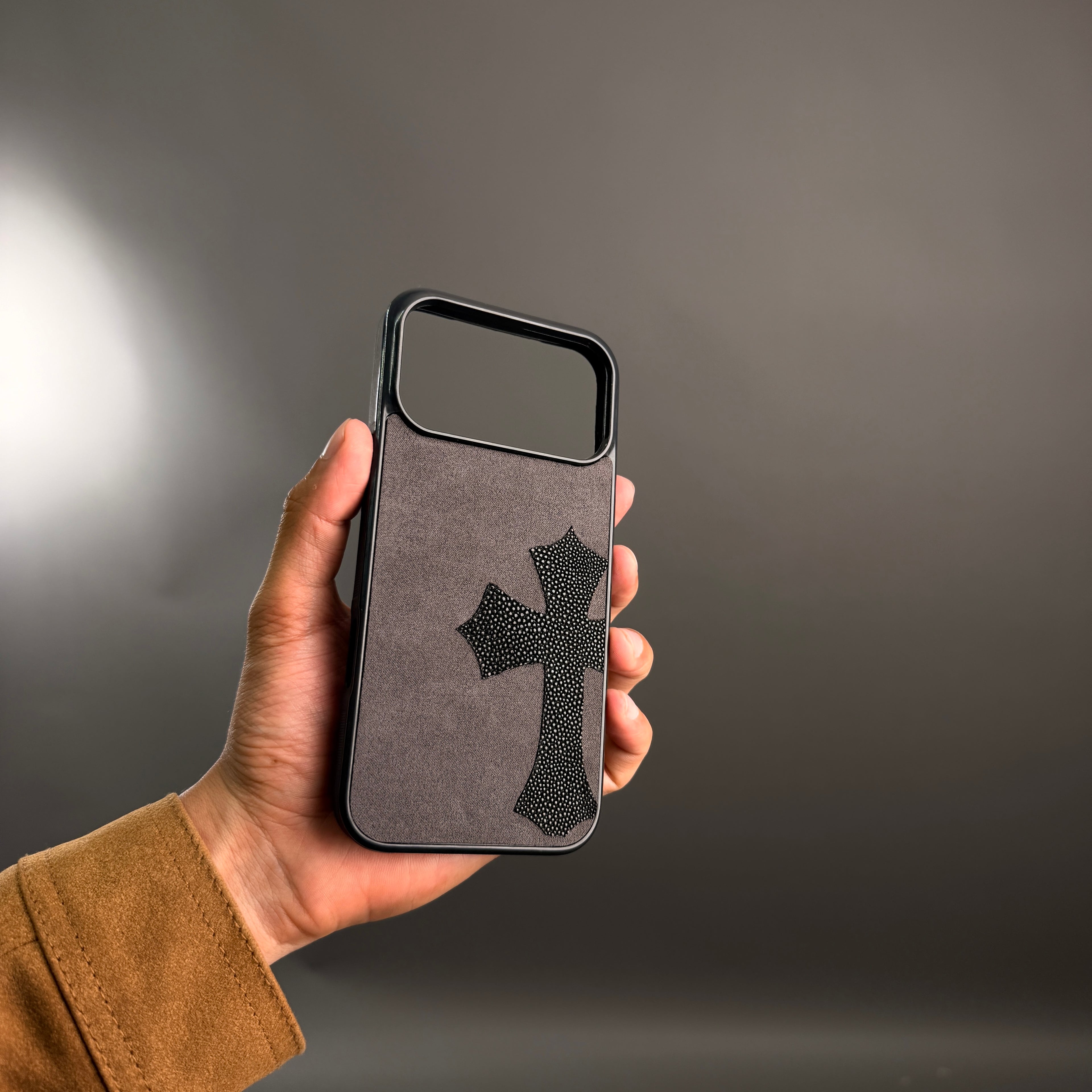 FUNDA PARA IPHONE EN PIEL CON CRUZ EN PIEL DE MANTARRAYA ORIGINAL